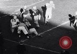 Standbild Oklahoma gegen Notre Dame Football Spiel 1956 South Bend Indiana USA, 1956, aus Sekunde 44 historischem Filmmaterial Videoclip 65675036654