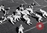Standbild Oklahoma gegen Notre Dame Football Spiel 1956 South Bend Indiana USA, 1956, aus Sekunde 46 historischem Filmmaterial Videoclip 65675036654