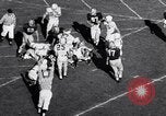 Standbild Oklahoma gegen Notre Dame Football Spiel 1956 South Bend Indiana USA, 1956, aus Sekunde 48 historischem Filmmaterial Videoclip 65675036654