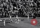 Standbild Oklahoma gegen Notre Dame Football Spiel 1956 South Bend Indiana USA, 1956, aus Sekunde 50 historischem Filmmaterial Videoclip 65675036654