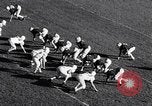 Standbild Oklahoma gegen Notre Dame Football Spiel 1956 South Bend Indiana USA, 1956, aus Sekunde 51 historischem Filmmaterial Videoclip 65675036654