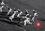 Standbild Oklahoma gegen Notre Dame Football Spiel 1956 South Bend Indiana USA, 1956, aus Sekunde 52 historischem Filmmaterial Videoclip 65675036654