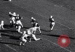 Standbild Oklahoma gegen Notre Dame Football Spiel 1956 South Bend Indiana USA, 1956, aus Sekunde 53 historischem Filmmaterial Videoclip 65675036654