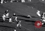 Standbild Oklahoma gegen Notre Dame Football Spiel 1956 South Bend Indiana USA, 1956, aus Sekunde 55 historischem Filmmaterial Videoclip 65675036654