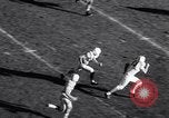 Standbild Oklahoma gegen Notre Dame Football Spiel 1956 South Bend Indiana USA, 1956, aus Sekunde 59 historischem Filmmaterial Videoclip 65675036654