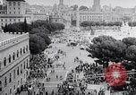 Standbild Student rally Unterstützung der ungarischen Revolution Rom Italien, 1956, aus Sekunde 7 historischem Filmmaterial Videoclip 65675036658