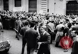 Standbild Student rally Unterstützung der ungarischen Revolution Rom Italien, 1956, aus Sekunde 12 historischem Filmmaterial Videoclip 65675036658