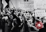 Standbild Student rally Unterstützung der ungarischen Revolution Rom Italien, 1956, aus Sekunde 17 historischem Filmmaterial Videoclip 65675036658