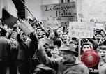 Standbild Student rally Unterstützung der ungarischen Revolution Rom Italien, 1956, aus Sekunde 18 historischem Filmmaterial Videoclip 65675036658