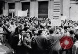 Standbild Student rally Unterstützung der ungarischen Revolution Rom Italien, 1956, aus Sekunde 26 historischem Filmmaterial Videoclip 65675036658