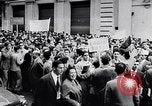 Standbild Student rally Unterstützung der ungarischen Revolution Rom Italien, 1956, aus Sekunde 27 historischem Filmmaterial Videoclip 65675036658