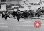 Standbild Student rally Unterstützung der ungarischen Revolution Rom Italien, 1956, aus Sekunde 36 historischem Filmmaterial Videoclip 65675036658
