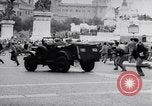 Standbild Student rally Unterstützung der ungarischen Revolution Rom Italien, 1956, aus Sekunde 41 historischem Filmmaterial Videoclip 65675036658