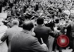 Standbild Student rally Unterstützung der ungarischen Revolution Rom Italien, 1956, aus Sekunde 50 historischem Filmmaterial Videoclip 65675036658