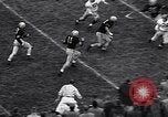 Immagine di Partita di calcio Iowa City Iowa USA, 1956, secondo 25 filmato di repertorio 65675036668