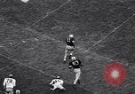 Immagine di Partita di calcio Iowa City Iowa USA, 1956, secondo 29 filmato di repertorio 65675036668