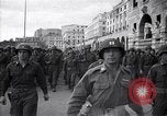 Image les troupes alliées marching Gênes Italie, 1945, de la seconde 1 séquences d'archives historiques vidéo 65675036691