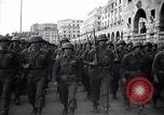 Image les troupes alliées marching Gênes Italie, 1945, de la seconde 4 séquences d'archives historiques vidéo 65675036691