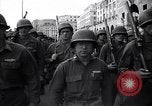 Image les troupes alliées marching Gênes Italie, 1945, de la seconde 6 séquences d'archives historiques vidéo 65675036691
