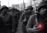 Image les troupes alliées marching Gênes Italie, 1945, de la seconde 20 séquences d'archives historiques vidéo 65675036691