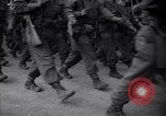 Image les troupes alliées marching Gênes Italie, 1945, de la seconde 31 séquences d'archives historiques vidéo 65675036691