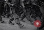 Image les troupes alliées marching Gênes Italie, 1945, de la seconde 32 séquences d'archives historiques vidéo 65675036691