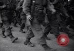 Image les troupes alliées marching Gênes Italie, 1945, de la seconde 33 séquences d'archives historiques vidéo 65675036691