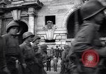 Image les troupes alliées marching Gênes Italie, 1945, de la seconde 49 séquences d'archives historiques vidéo 65675036691