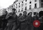 Image les troupes alliées marching Gênes Italie, 1945, de la seconde 51 séquences d'archives historiques vidéo 65675036691