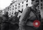 Image les troupes alliées marching Gênes Italie, 1945, de la seconde 54 séquences d'archives historiques vidéo 65675036691