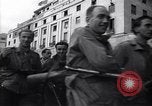 Image les troupes alliées marching Gênes Italie, 1945, de la seconde 55 séquences d'archives historiques vidéo 65675036691
