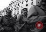 Image les troupes alliées marching Gênes Italie, 1945, de la seconde 57 séquences d'archives historiques vidéo 65675036691