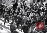 Image les partisans italiens round up plusieurs fonctionnaires fasciste Ivrea Italie, 1945, de la seconde 3 séquences d'archives historiques vidéo 65675036692