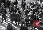 Image les partisans italiens round up plusieurs fonctionnaires fasciste Ivrea Italie, 1945, de la seconde 4 séquences d'archives historiques vidéo 65675036692