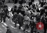 Image les partisans italiens round up plusieurs fonctionnaires fasciste Ivrea Italie, 1945, de la seconde 5 séquences d'archives historiques vidéo 65675036692