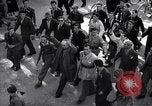Image les partisans italiens round up plusieurs fonctionnaires fasciste Ivrea Italie, 1945, de la seconde 6 séquences d'archives historiques vidéo 65675036692