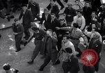 Image les partisans italiens round up plusieurs fonctionnaires fasciste Ivrea Italie, 1945, de la seconde 7 séquences d'archives historiques vidéo 65675036692
