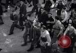 Image les partisans italiens round up plusieurs fonctionnaires fasciste Ivrea Italie, 1945, de la seconde 8 séquences d'archives historiques vidéo 65675036692