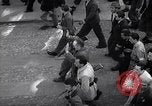 Image les partisans italiens round up plusieurs fonctionnaires fasciste Ivrea Italie, 1945, de la seconde 10 séquences d'archives historiques vidéo 65675036692