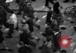 Image les partisans italiens round up plusieurs fonctionnaires fasciste Ivrea Italie, 1945, de la seconde 13 séquences d'archives historiques vidéo 65675036692