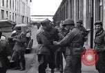 Image les partisans italiens round up plusieurs fonctionnaires fasciste Ivrea Italie, 1945, de la seconde 36 séquences d'archives historiques vidéo 65675036692