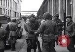 Image les partisans italiens round up plusieurs fonctionnaires fasciste Ivrea Italie, 1945, de la seconde 39 séquences d'archives historiques vidéo 65675036692