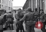 Image les partisans italiens round up plusieurs fonctionnaires fasciste Ivrea Italie, 1945, de la seconde 40 séquences d'archives historiques vidéo 65675036692