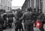 Image les partisans italiens round up plusieurs fonctionnaires fasciste Ivrea Italie, 1945, de la seconde 41 séquences d'archives historiques vidéo 65675036692