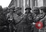 Image les partisans italiens round up plusieurs fonctionnaires fasciste Ivrea Italie, 1945, de la seconde 42 séquences d'archives historiques vidéo 65675036692