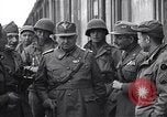 Image les partisans italiens round up plusieurs fonctionnaires fasciste Ivrea Italie, 1945, de la seconde 45 séquences d'archives historiques vidéo 65675036692