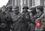 Image les partisans italiens round up plusieurs fonctionnaires fasciste Ivrea Italie, 1945, de la seconde 48 séquences d'archives historiques vidéo 65675036692