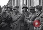 Image les partisans italiens round up plusieurs fonctionnaires fasciste Ivrea Italie, 1945, de la seconde 49 séquences d'archives historiques vidéo 65675036692
