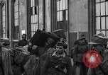 Image les troupes allemandes et italiennes commencer le rapatriement Italie, 1945, de la seconde 28 séquences d'archives historiques vidéo 65675036695