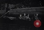 Immagine di Soldati britannici in gondole sul Canal Grande a Venezia Venezia Italia, 1945, secondo 4 filmato di repertorio 65675036696
